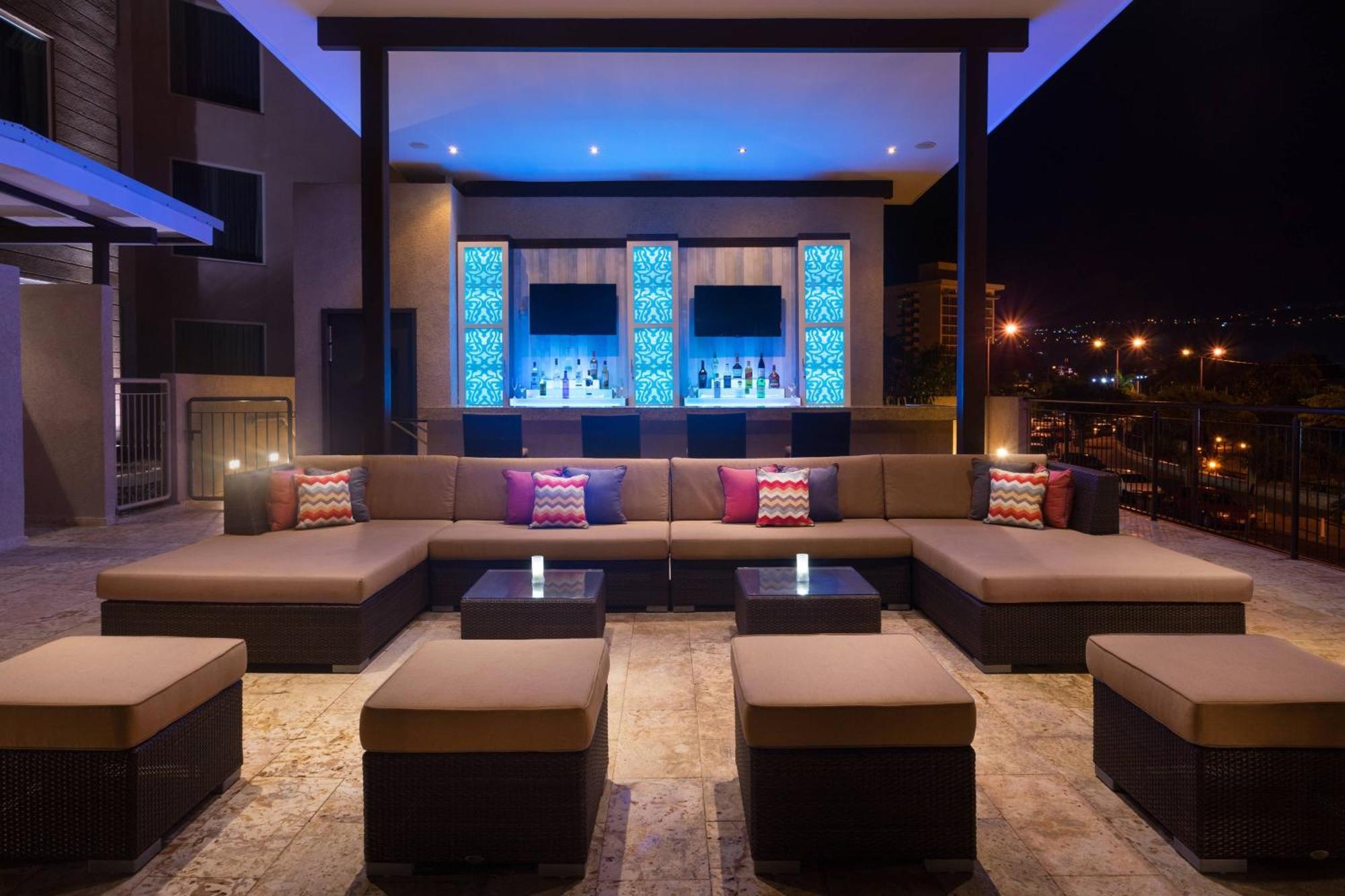 Courtyard By Marriott Kingston, Jamaica Hotell Exteriör bild
