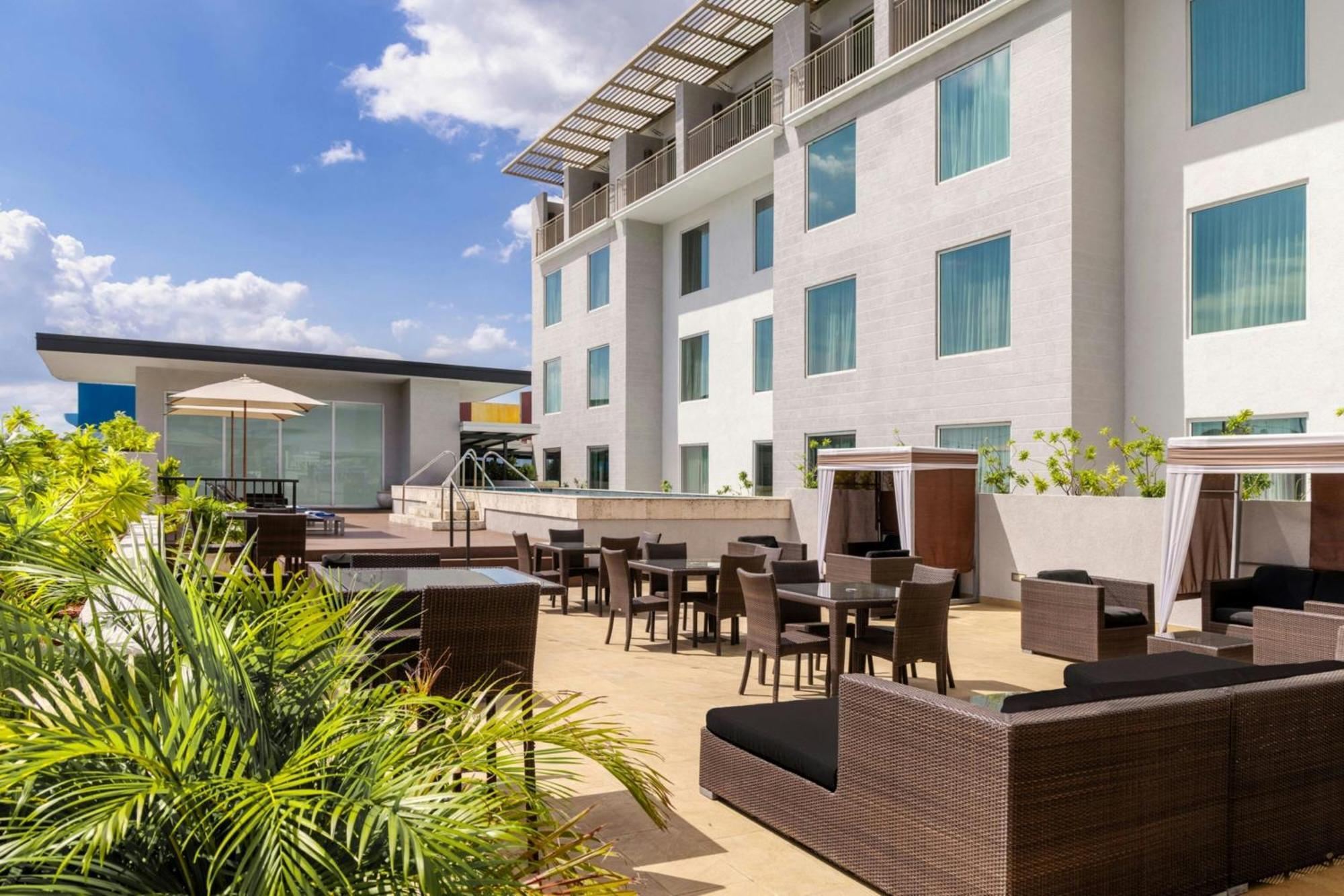 Courtyard By Marriott Kingston, Jamaica Hotell Exteriör bild