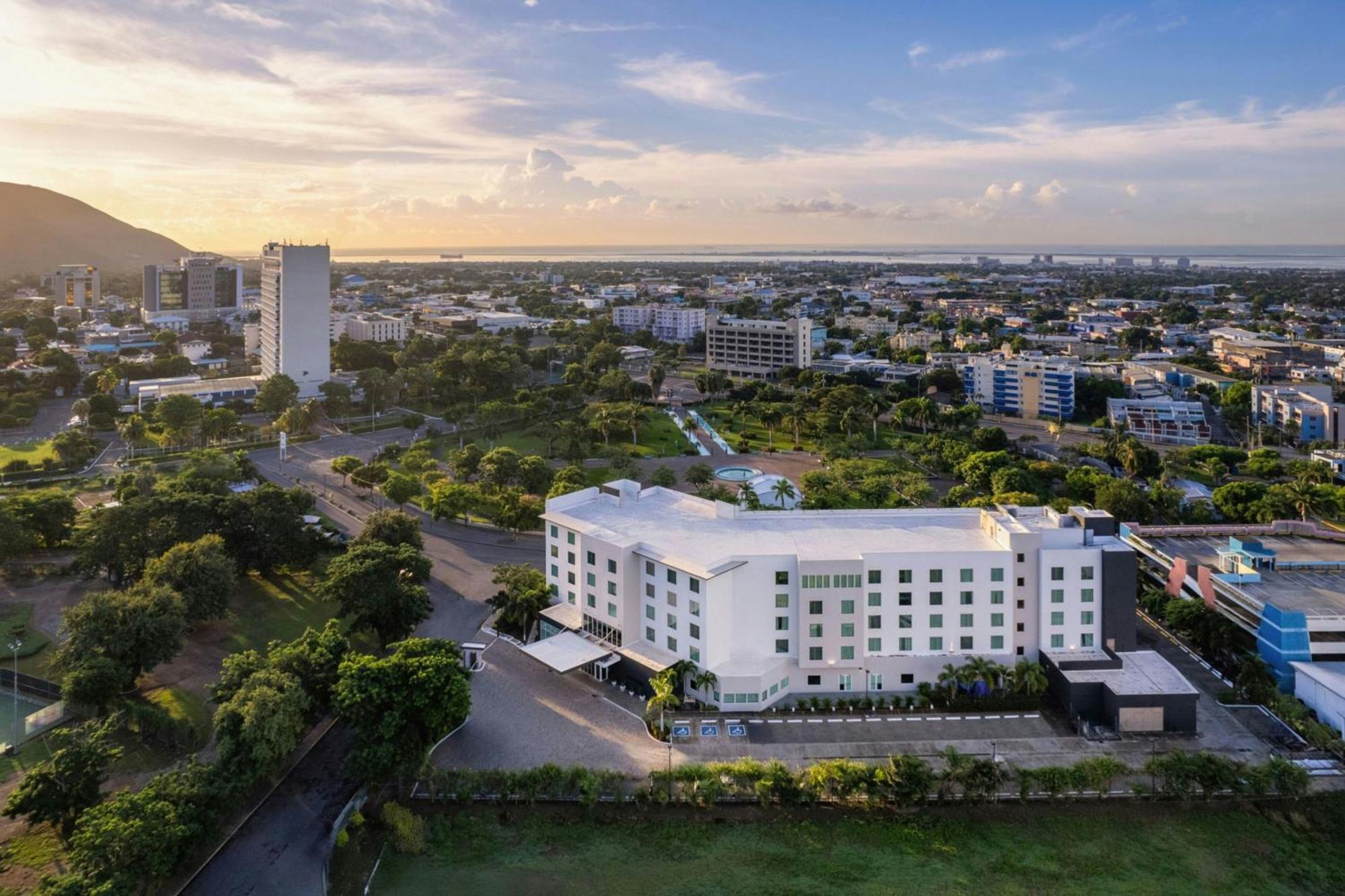 Courtyard By Marriott Kingston, Jamaica Hotell Exteriör bild