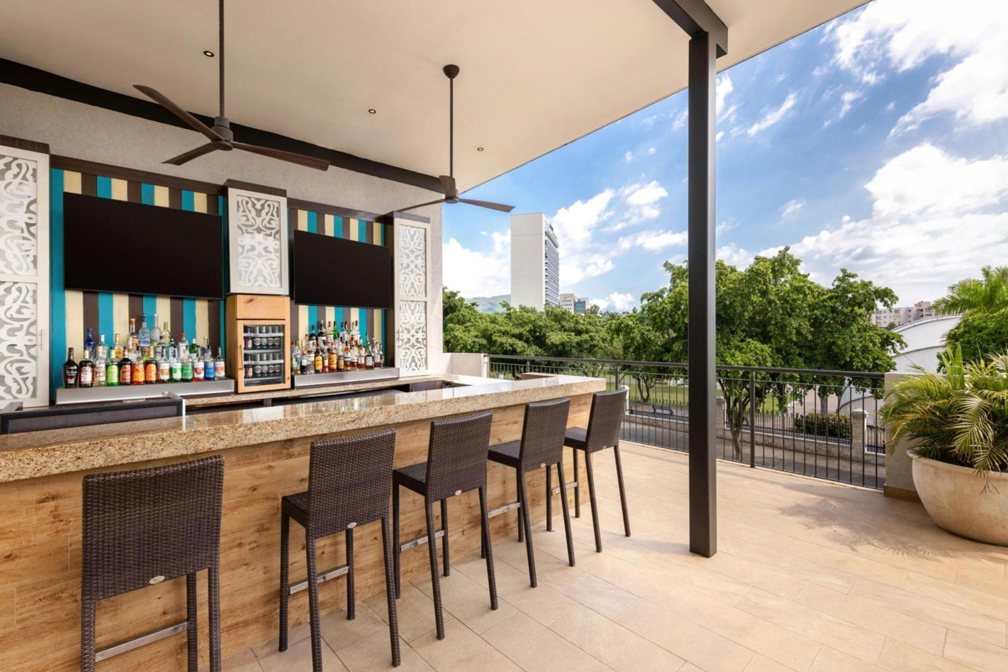 Courtyard By Marriott Kingston, Jamaica Hotell Exteriör bild