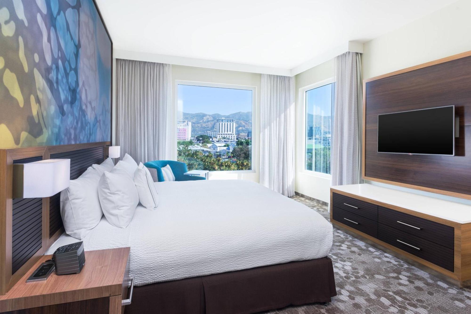 Courtyard By Marriott Kingston, Jamaica Hotell Exteriör bild