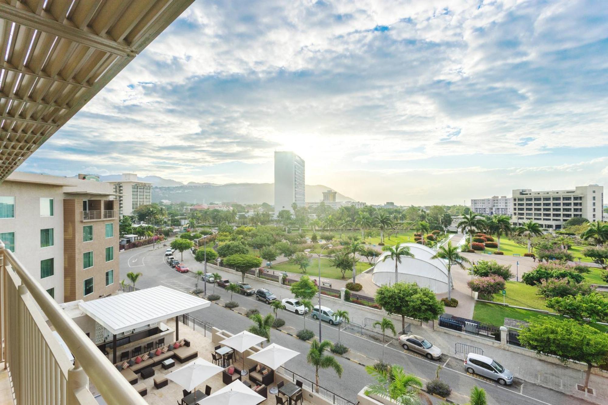 Courtyard By Marriott Kingston, Jamaica Hotell Exteriör bild